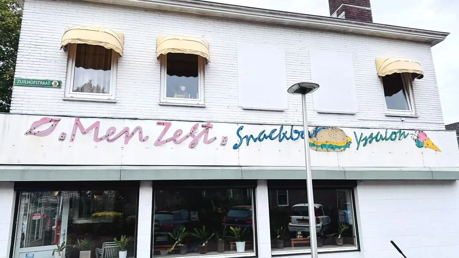 De gevel van Men Zegt Snackbar aan de Hoofdstraat in Sassenheim